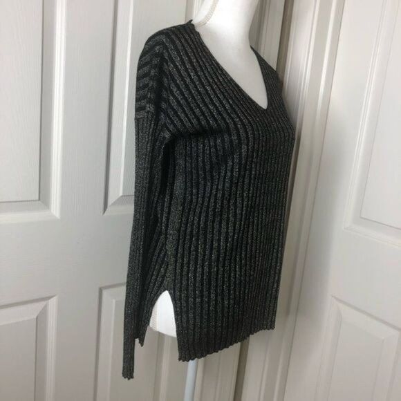 VINCE CAMUTO Gray Ribbed Shimmering Pinstripe Long Sleeve V Neck Sweater - Picture 5 of 8